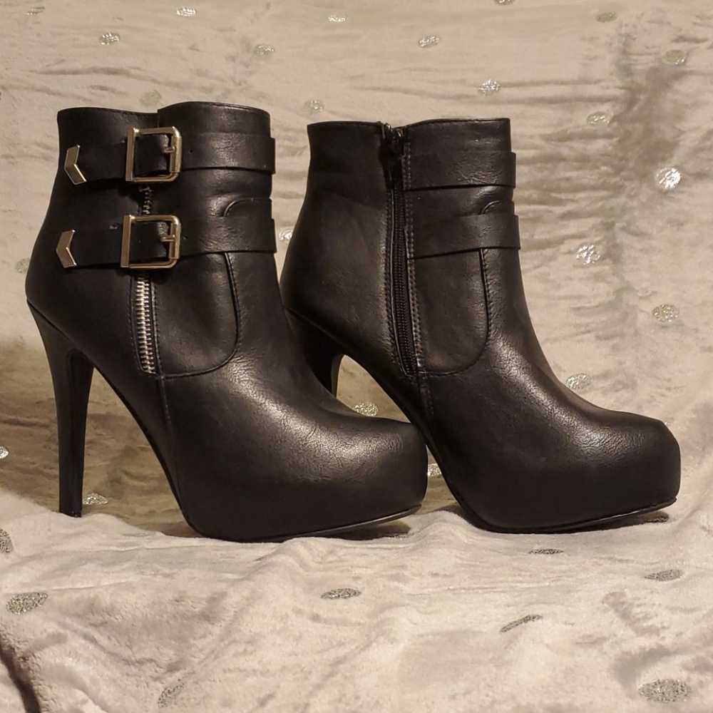 Divona in Black